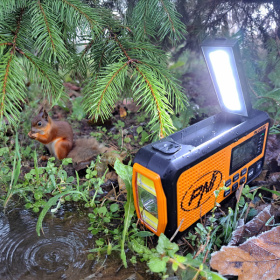 PNI DYN300 Radio de survie FM/AM/SW Dynamo Solaire Powerbank 4000mAh SOS IPX3